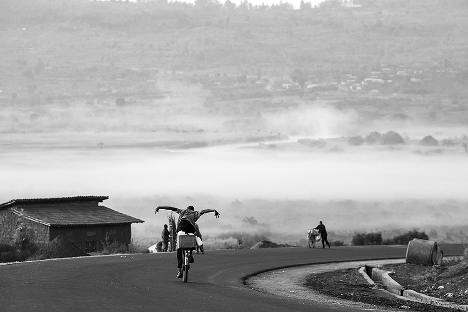 キヤノンマーケティングジャパン：写真家 渋谷敦志、株式会社日本写真企画 フォトコン編集部 副編集長 坂本太士「RF レンズで見つめるスナップとポートレートの あいだ　～RF24-240mm F4-6.3 IS USMの魅力を語る～」