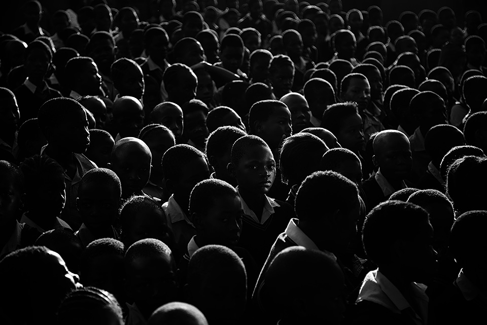 キヤノンマーケティングジャパン：写真家 渋谷敦志、株式会社日本写真企画 フォトコン編集部 副編集長 坂本太士「RF レンズで見つめるスナップとポートレートの あいだ　～RF24-240mm F4-6.3 IS USMの魅力を語る～」