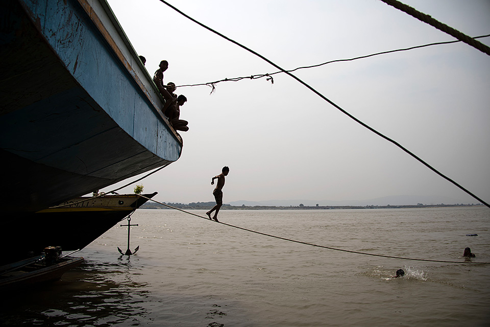 キヤノンマーケティングジャパン：写真家 渋谷敦志、株式会社日本写真企画 フォトコン編集部 副編集長 坂本太士「RF レンズで見つめるスナップとポートレートの あいだ　～RF24-240mm F4-6.3 IS USMの魅力を語る～」