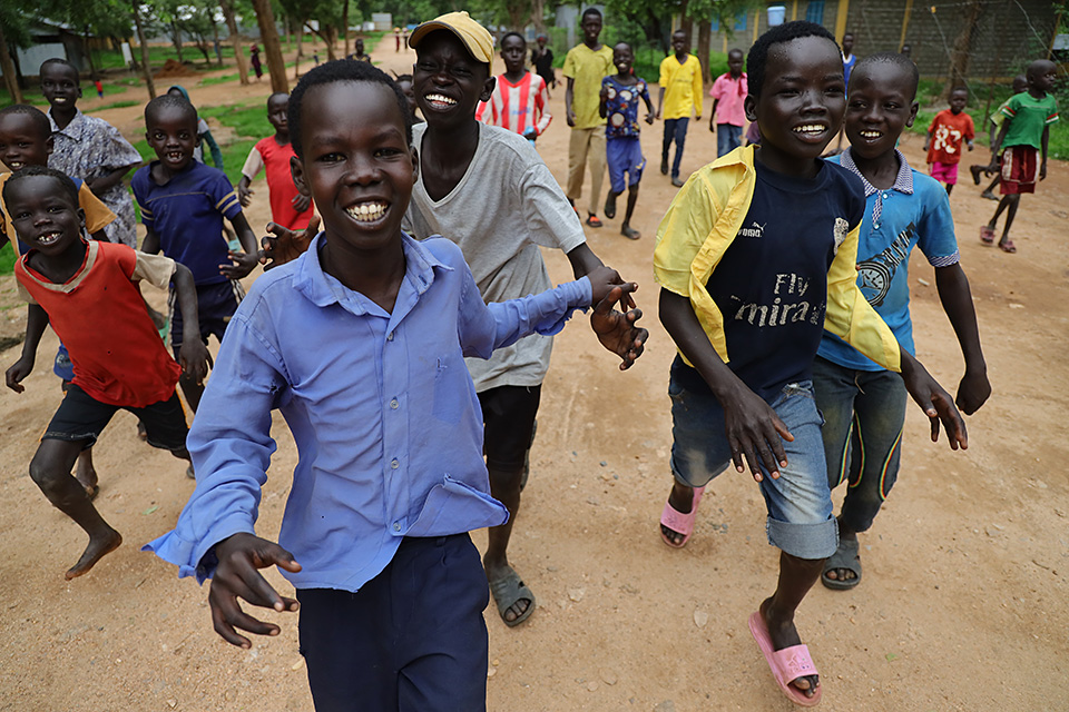 キヤノンマーケティングジャパン：写真家 渋谷敦志、株式会社日本写真企画 フォトコン編集部 副編集長 坂本太士「RF レンズで見つめるスナップとポートレートの あいだ　～RF24-240mm F4-6.3 IS USMの魅力を語る～」