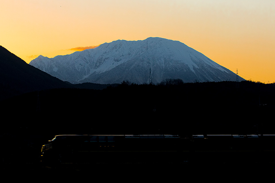 西日本旅客鉄道：東京カメラ部10選 柄木孝志氏、JR西日本 瑞風推進事業部長「TWILIGHT EXPRESS 瑞風の走る風景」